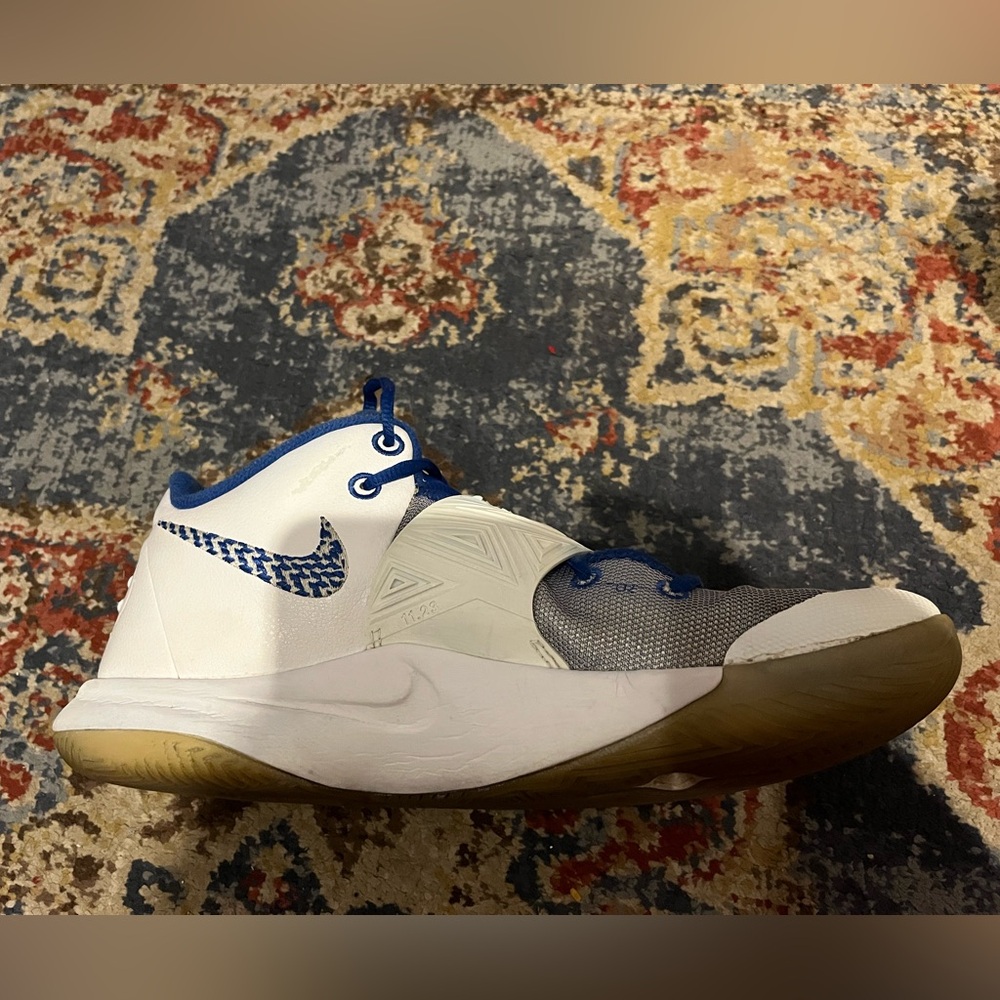🔥Nike Kyrie Flytrap III White Varsity Blue Size 11 BQ3060-100 - Picture 9 of 16